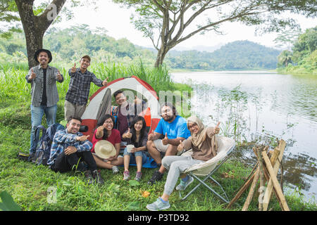 Les gens camping showing thumb up Banque D'Images