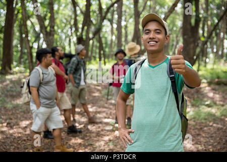 Male hiker thumb up Banque D'Images