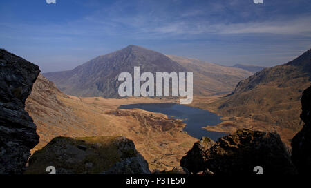 Pen An Wen Ole et Llyn lac montagne Idwal, Snowdonia, le Nord du Pays de Galles vu de la Cuisine du Diable le long d'une journée d'été Banque D'Images