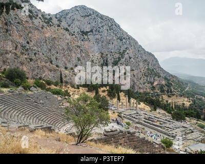 Delphi, une ancienne ville sur le Mont Parnasse, en Grèce, une fois qu'abrite le légendaire Oracle. Les colonnes font partie de la 4ème siècle avant J.-C. Temple d'Apollon Banque D'Images