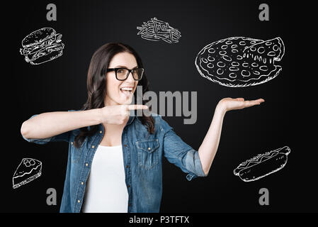 Chef showing émotionnel sa nouvelle pizza et se sentir heureux Banque D'Images
