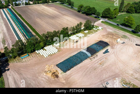 Vue aérienne d'un farm camp, diagonale avis d'un grand tas d'ensilage, faite avec drone Banque D'Images