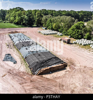 Vue aérienne d'un farm camp, diagonale avis d'un grand tas d'ensilage, faite avec drone Banque D'Images