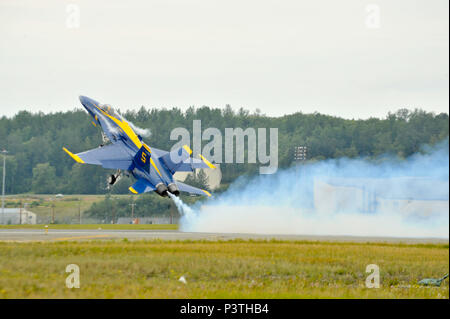 160731-N-WJ386-021 Anchorage, Alaska (31 juillet 2016) Escadron de démonstration en vol de la Marine américaine, le Premier solo, Blue Angels Le lieutenant Ryan Chamberlain décolle à l'Arctic Thunder Open House. Les Anges bleus sont prévus pour effectuer des démonstrations de 56 à 29 endroits à travers les États-Unis en 2016, qui est l'année du 70e anniversaire de l'équipe. (U.S. Photo par marine Spécialiste de la communication de masse 1re classe Andrea Perez/libérés) Banque D'Images