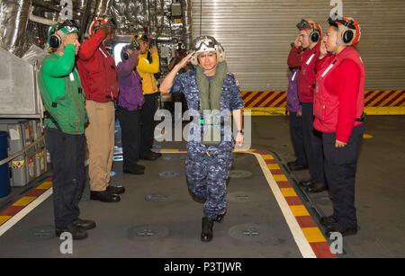 160729-N-MW990-012 OCÉAN PACIFIQUE (Juillet 29, 2016) marins stationnés avec littoral lutte contre le USS Coronado (LCS 4) rendre rend hommage au Japon d'autodéfense maritime Vice-commandant, Force opérationnelle combinée Le Contre-amiral Koji Manabe lors de Rim of the Pacific 2016. Vingt-six nations, plus de 40 navires et sous-marins, plus de 200 avions, et 25 000 hommes participent à l'EXERCICE RIMPAC du 30 juin au 4 août, dans et autour des îles Hawaï et la Californie du Sud. Le plus grand exercice maritime international RIMPAC, offre une formation unique qui aide les participants à favoriser Banque D'Images