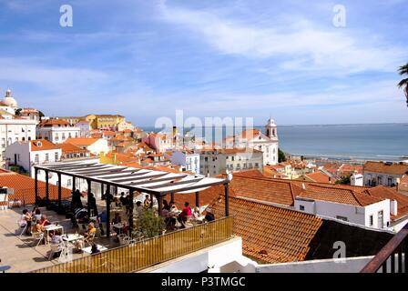 Dans Alfama cafe vue donnant sur le Tage en été, Lisbonne, Portugal Banque D'Images