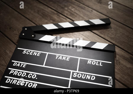 L'ardoise ou Film movie clapper board sur fond de bois Banque D'Images