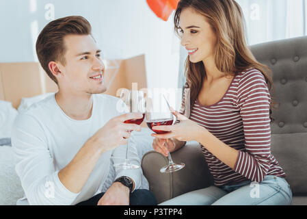 Joli couple marié ayant une célébration Banque D'Images