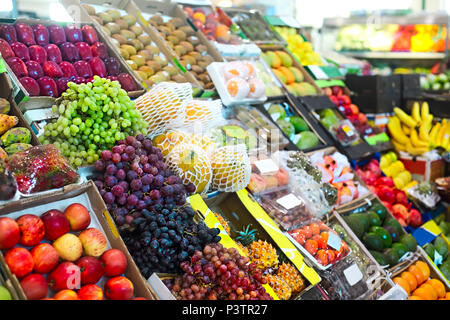 Fruits et légumes au marché de plein air Banque D'Images