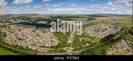 Aerial drone sur la ville d'Ebbw Vale dans les vallées de la Nouvelle-Galles du Sud Banque D'Images