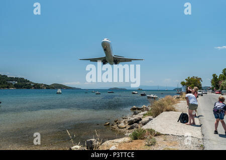 Avion du passager à l'atterrissage sur l'île de Skiathos en Grèce. Banque D'Images