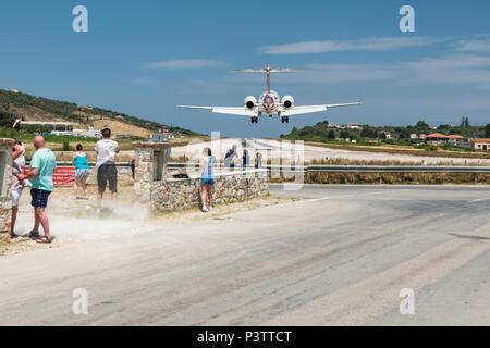 Avion du passager à l'atterrissage sur l'île de Skiathos en Grèce. Banque D'Images