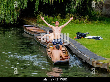 Cambridge, UK. 19 Juin, 2018. Trinity College de Cambridge peut Ball. Les étudiants de l'Université de Cambridge nager dans la rivière Cam le long du dos de Cambridge après avoir assisté à la Trinity College peut Ball.. Photo par Andrew Parsons Parsons / Media Crédit : andrew parsons/Alamy Live News Banque D'Images