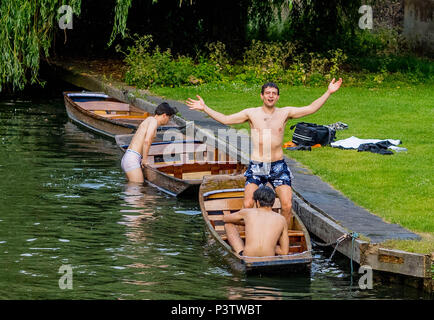 Cambridge, UK. 19 Juin, 2018. Trinity College de Cambridge peut Ball. Les étudiants de l'Université de Cambridge nager dans la rivière Cam le long du dos de Cambridge après avoir assisté à la Trinity College peut Ball.. Photo par Andrew Parsons Parsons / Media Crédit : andrew parsons/Alamy Live News Banque D'Images