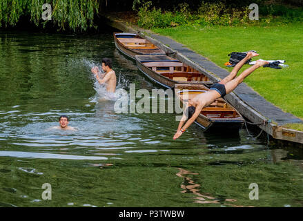 Cambridge, UK. 19 Juin, 2018. Trinity College de Cambridge peut Ball. Les étudiants de l'Université de Cambridge nager dans la rivière Cam le long du dos de Cambridge après avoir assisté à la Trinity College peut Ball.. Photo par Andrew Parsons Parsons / Media Crédit : andrew parsons/Alamy Live News Banque D'Images