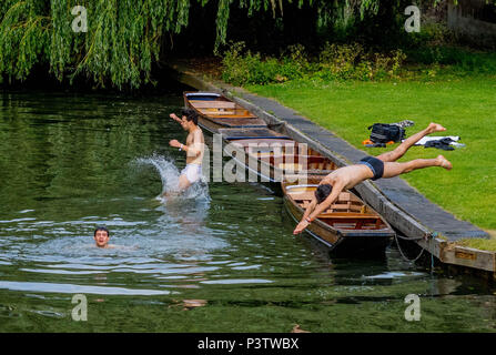 Cambridge, UK. 19 Juin, 2018. Trinity College de Cambridge peut Ball. Les étudiants de l'Université de Cambridge nager dans la rivière Cam le long du dos de Cambridge après avoir assisté à la Trinity College peut Ball.. Photo par Andrew Parsons Parsons / Media Crédit : andrew parsons/Alamy Live News Banque D'Images