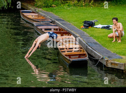 Cambridge, UK. 19 Juin, 2018. Trinity College de Cambridge peut Ball. Les étudiants de l'Université de Cambridge nager dans la rivière Cam le long du dos de Cambridge après avoir assisté à la Trinity College peut Ball.. Photo par Andrew Parsons Parsons / Media Crédit : andrew parsons/Alamy Live News Banque D'Images