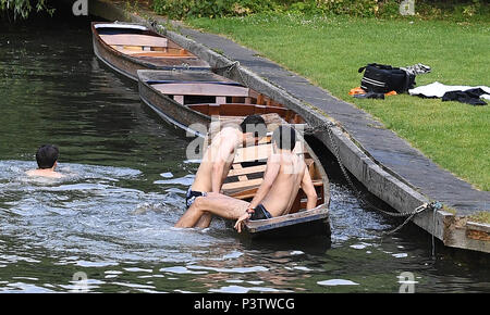 Cambridge, UK. 19 Juin, 2018. Trinity College de Cambridge peut Ball. Les étudiants de l'Université de Cambridge nager dans la rivière Cam le long du dos de Cambridge après avoir assisté à la Trinity College peut Ball.. Photo par Andrew Parsons Parsons / Media Crédit : andrew parsons/Alamy Live News Banque D'Images