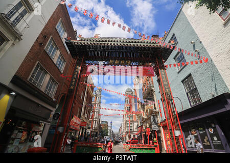 London UK. 19 juin 2018. Une grande forme pend les portes de Chinatown Chinatown de Londres par l'Association chinoise exprime ses félicitations au Prince Harry et Meghan Markle le jour de leur mariage Crédit : amer ghazzal/Alamy Live News Banque D'Images