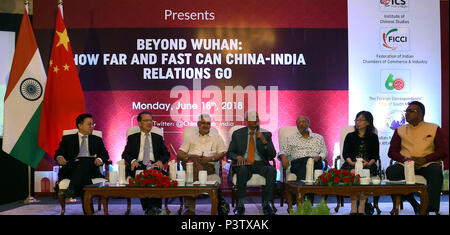 New Delhi, Inde. 18 Juin, 2018. Un séminaire intitulé "Au-delà de Wuhan : Dans quelle mesure peut rapidement et les relations sino-indiennes Go' est tenue à New Delhi, Inde, le 18 juin 2018. Les relations sino-indiennes pourrait être encouragée avec l'aide de 'Cinq Cs' -la communication, la coopération, les contacts, la coordination et le contrôle, l'Ambassadeur chinois Luo Zhaohui a déclaré lundi. Credit : Zhang Naijie/Xinhua/Alamy Live News Banque D'Images