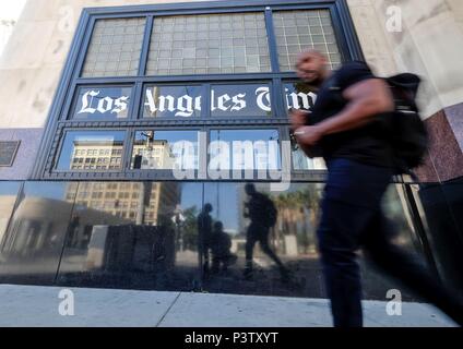 Los Angeles, USA. 18 Juin, 2018. Une randonnée pédestre par le Los Angeles Times Building dans le centre-ville de Los Angeles, États-Unis, le 18 juin 2018. Pour la première fois en près de 20 ans, le Los Angeles Times, le lundi a officiellement renvoyé à l'appropriation locale comme le Dr Patrick milliardaire Soon-Shiong a complété ses 500 millions de dollars américains, à l'achat de la publication, ainsi que le San Diego-Union Tribune et le reste de la Californie News Group. Credit : Zhao Hanrong/Xinhua/Alamy Live News Banque D'Images