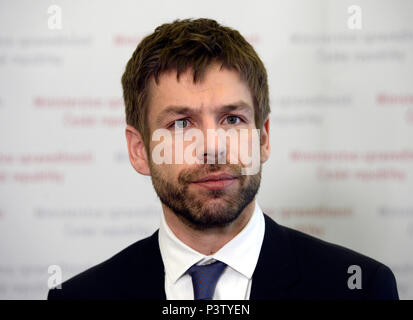 Prague, République tchèque. 12Th Mar, 2015. ***PHOTO*** Ministre tchèque de la Justice, Robert Pelikan (ANO) a cédé son siège au parlement le 19 juin 2018. Il a déclaré en avril qu'il quitte la politique, retour à l'avocat de profession. *** Légende originale : le premier ministre tchèque Bohuslav Sobotka inaugure Robert Pelikan (photo) en tant que ministre de la justice à Prague, République tchèque, le 12 mars 2015. Photo : CTK Michal Krumphanzl/Photo/Alamy Live News Banque D'Images