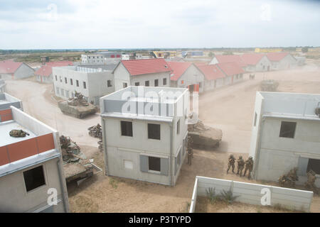 Letzlingen, Allemagne. 19 Juin, 2018. Les soldats de l'infanterie norvégien pratique bataillon combat urbain à la formation militaire dans Schnoeggersburg Schnoeggersburg ville.à l'arrêt Altmark zone d'entraînement militaire d'environ 2000 soldats de l'Allemagne et d'autres partenaires de l'OTAN de formation La préparation au combat. Il a été le premier grand exercice de l'Office fédéral allemand de la Défense à la nouvelle formation Schnoeggersburg ville militaire. Credit : Klaus-Dietmar Gabbert/dpa-Zentralbild/ZB/dpa/Alamy Live News Banque D'Images