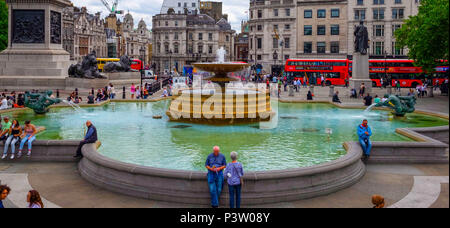 Londres, Angleterre. 19 juin 2018. Les touristes recueillir que le soleil commence à apparaître à Trafalgar Square. ©Tim Ring/Alamy Live News Banque D'Images