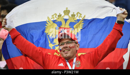 Saint Petersburg, Russie. 19 Juin, 2018. Un ventilateur de la Russie à la vôtre avant d'un groupe de correspondance entre la Russie et l'Egypte à la Coupe du Monde FIFA 2018 en Saint Petersburg, Russie, le 19 juin 2018. Crédit : Chen Yichen/Xinhua/Alamy Live News Banque D'Images