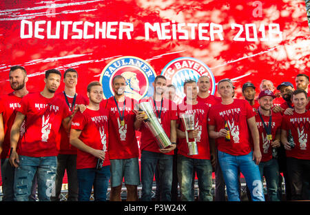 Munich, Allemagne. 19 Juin, 2018. Championnat de basket-ball : fête et festival du ventilateur FC Bayern après avoir remporté le double de Bundesliga et coupe. Les joueurs Braydon Hobbs (C) et le Capitaine Anton Gavel (M, R) présente les tasses avec l'équipe et leur entraîneur, Dejan Radonjic (3-R). Hobbs détient la coupe du championnat et le trophée de la coupe du Président. Credit : Lino Mirgeler/dpa/Alamy Live News Banque D'Images