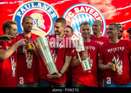 Munich, Allemagne. 19 Juin, 2018. Championnat de basket-ball : fête et festival du ventilateur FC Bayern après avoir remporté le double de Bundesliga et coupe. Les joueurs Braydon Hobbs (3-L) et le Capitaine Anton Gavel (2-L) présenter les tasses avec l'équipe et leur entraîneur, Dejan Radonjic (R). Hobbs détient la coupe du championnat et le trophée de la coupe du Président. Credit : Lino Mirgeler/dpa/Alamy Live News Banque D'Images