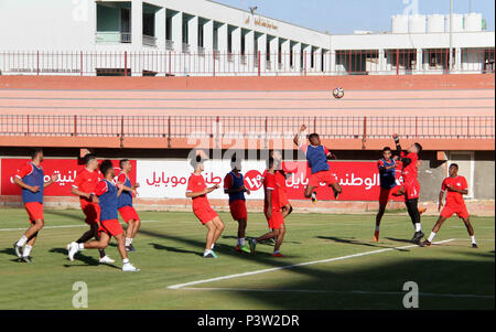 La ville de Gaza, bande de Gaza, territoire palestinien. 19 Juin, 2018. Les joueurs palestiniens de Hilal al-Qods football club participer la dernière session de formation avant leur premier match aller de la finale de la coupe de Palestine avec Shabab Khan Younis football club à la Palestine Stadium dans la ville de Gaza le 19 juin 2018 Crédit : Mahmoud Ajour/APA/Images/fil ZUMA Alamy Live News Banque D'Images