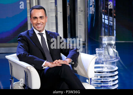 Rome, Italie. 19 Jun, 2018. Luigi Di Maio . Rome 19 juin. Ministre du Travail italien Luigi Di Maio apparaît en tant qu'invité dans le talk show de Porta a Porta . Foto Samantha Zucchi Insidefoto insidefoto Crédit : srl/Alamy Live News Banque D'Images