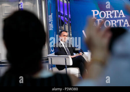 Rome, Italie. 19 Jun, 2018. Luigi Di Maio . Rome 19 juin. Ministre du Travail italien Luigi Di Maio apparaît en tant qu'invité dans le talk show de Porta a Porta . Foto Samantha Zucchi Insidefoto insidefoto Crédit : srl/Alamy Live News Banque D'Images