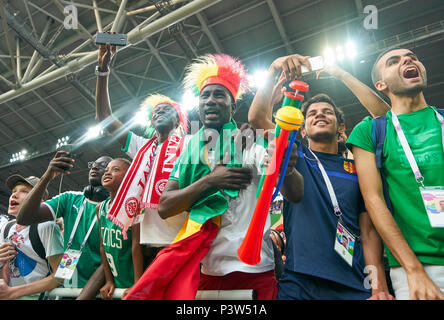 Moscou, Russie. 19 Jun, 2018. Pologne- Sénégal, Soccer, Moscou, le 19 juin 2018 fans, supporters, spectateurs, club drapeaux, célébration. Pologne - SÉNÉGAL 1-2 Coupe du Monde FIFA Football 2018 en Russie, la saison 2018/2019, le 19 juin 2018 S p a r t a k Stadium de Moscou, Russie. © Peter Schatz / Alamy Live News Banque D'Images