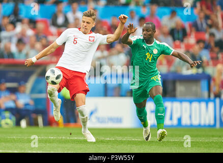 Moscou, Russie. 19 Jun, 2018. Pologne- Sénégal, Soccer, Moscou, le 19 juin 2018, Jan BEDNAREK POL 5 concurrence pour la balle, s'attaquer, duel, un en-tête contre Moussa KONATE, le Sénégal Nr.14 POLOGNE - SÉNÉGAL 1-2 Coupe du Monde FIFA Football 2018 en Russie, la saison 2018/2019, le 19 juin 2018 S p a r t a k Stadium de Moscou, Russie. © Peter Schatz / Alamy Live News Banque D'Images