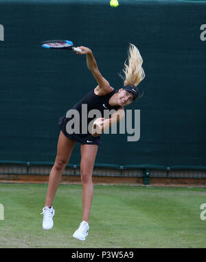 Birmingham, UK. 19 Jun, 2018. Océane Dodin de France en action au cours de son match contre l'Ashleigh Barty de l'Australie. Nature Valley Classic 2018, International Women's tennis, jour 2 à l'Edgbaston Priory Club à Birmingham, en Angleterre, le mardi 19 juin 2018. Photos par Andrew Verger/Alamy Live News Banque D'Images