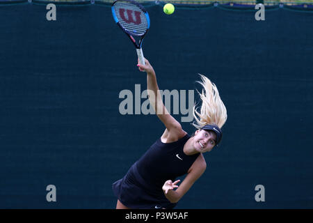 Birmingham, UK. 19 Jun, 2018. Océane Dodin de France en action au cours de son match contre l'Ashleigh Barty de l'Australie.Nature Valley Classic 2018, International Women's tennis, jour 2 à l'Edgbaston Priory Club à Birmingham, en Angleterre, le mardi 19 juin 2018. Photos par Andrew Verger/Alamy Live News Banque D'Images