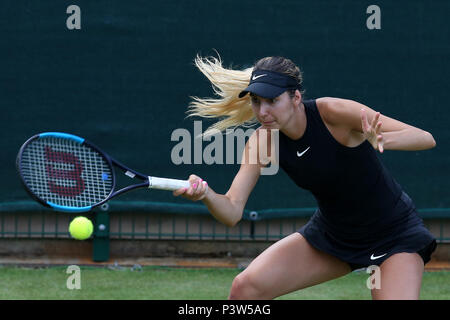 Birmingham, UK. 19 Jun, 2018. Océane Dodin de France en action au cours de son match contre l'Ashleigh Barty de l'Australie.Nature Valley Classic 2018, International Women's tennis, jour 2 à l'Edgbaston Priory Club à Birmingham, en Angleterre, le mardi 19 juin 2018. Photos par Andrew Verger/Alamy Live News Banque D'Images