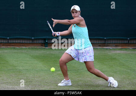 Birmingham, UK. 19 Jun, 2018. Ashleigh Barty de l'Australie en action pendant son match contre Océane Dodin de France. Nature Valley Classic 2018, International Women's tennis, jour 2 à l'Edgbaston Priory Club à Birmingham, en Angleterre, le mardi 19 juin 2018. Photos par Andrew Verger/Alamy Live News Banque D'Images