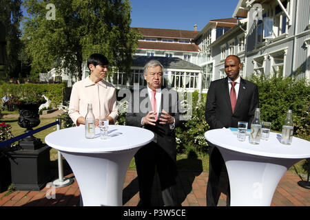 Oslo, Norvège. 19 Juin, 2018. Secrétaire général de l'ONU Antonio Guterres (C), le Ministre norvégien des affaires étrangères Ine Eriksen Soreide (L), et le Premier Ministre somalien Hassan Ali Khaire, assister à une conférence de presse conjointe à Oslo, capitale de la Norvège, le 19 juin 2018. Le Secrétaire Général des Nations Unies, Antonio Guterres, a déclaré mardi que plus de médiation est nécessaire car le monde est "dangereux" et la situation est "eteriorating.' Credit : Liang Youchang/Xinhua/Alamy Live News Banque D'Images