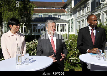 Oslo, Norvège. 19 Juin, 2018. Secrétaire général de l'ONU Antonio Guterres (C), le Ministre norvégien des affaires étrangères Ine Eriksen Soreide (L), et le Premier Ministre somalien Hassan Ali Khaire, assister à une conférence de presse conjointe à Oslo, capitale de la Norvège, le 19 juin 2018. Le Secrétaire Général des Nations Unies, Antonio Guterres, a déclaré mardi que plus de médiation est nécessaire car le monde est "dangereux" et la situation est "eteriorating.' Credit : Liang Youchang/Xinhua/Alamy Live News Banque D'Images