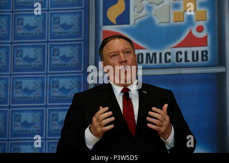 Detroit, Michigan, USA. 18 Juin, 2018. MIKE POMPEO, Secrétaire d'État des États-Unis d'Amérique destinataires le Club économique de Détroit réunion tenue au Ford Field. Crédit : Jeff Kowalsky/ZUMA/Alamy Fil Live News Banque D'Images