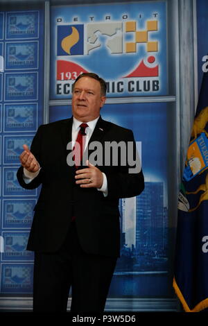 Detroit, Michigan, USA. 18 Juin, 2018. MIKE POMPEO, Secrétaire d'État des États-Unis d'Amérique destinataires le Club économique de Détroit réunion tenue au Ford Field. Crédit : Jeff Kowalsky/ZUMA/Alamy Fil Live News Banque D'Images