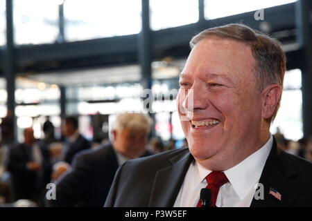 Detroit, Michigan, USA. 18 Juin, 2018. MIKE POMPEO, Secrétaire d'État des États-Unis d'Amérique destinataires le Club économique de Détroit réunion tenue au Ford Field. Crédit : Jeff Kowalsky/ZUMA/Alamy Fil Live News Banque D'Images