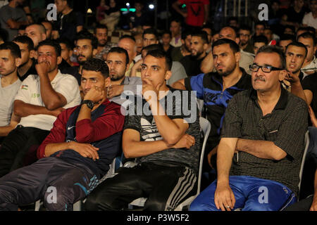 Gaza, la Palestine. 19 Juin, 2018. La tristesse du peuple palestinien fans comme ils regardaient le match de l'équipe égyptienne au port de Gaza.Palestiniens regarder sur grand écran la Russie Coupe du Monde 2018 Groupe d'un match de football entre la Russie et l'Egypte à port maritime de Gaza ville. La Russie a gagné 3-1. Credit : Ahmad Hasaballah SOPA/Images/ZUMA/Alamy Fil Live News Banque D'Images