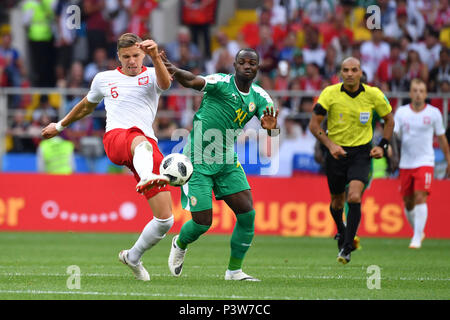 Jan BEDNAREK (POL), action, les duels contre Moussa KONATE (SEN). Pologne (POL) -Sénégal (SEN) 1-2, premier tour, Groupe H, match 15, le 19.06.2018 à Moscou, Spartak Stadium Coupe du Monde de Football 2018 en Russie à partir de la 14.06. - 15.07.2018. Dans le monde d'utilisation | Banque D'Images