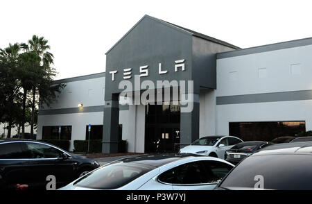 En Floride, aux États-Unis, d'Eatonville. 19 Jun, 2018. Voitures électriques sont vus à la boutique d'Eatonville, Tesla en Floride, près d'Orlando le 19 juin 2018. Tesla a été marquée par un certain nombre de problèmes qu'il tente d'augmenter sa production de la berline Modèle 3 à 5 000 par semaine au début de juillet, dans un effort pour devenir rentable. Une Tesla Model S spontanément pris feu récemment sur une rue de Los Angeles. Banque D'Images