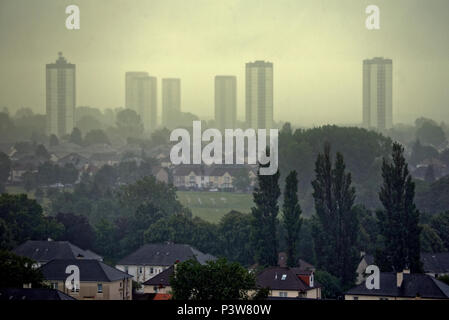 Glasgow, Scotland, UK 20 juin. Météo France : Songe d'approches et de temps froid brouillard humide d'automne comme seuls les greens de golf Knightswood sont totalement visible devant la Scotstoun towers alors que la ville est invisible sous le brouillard et la pluie dans la distance, Gérard Ferry/Alamy news Crédit : Gérard ferry/Alamy Live News Banque D'Images