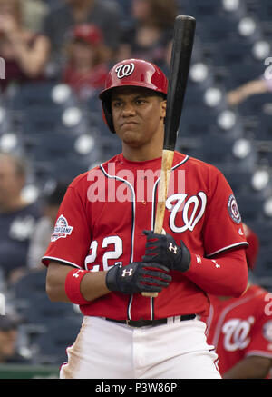 Washington, District de Columbia, Etats-Unis. 18 Juin, 2018. Nationals de Washington droit fielder Juan Soto (22) les chauves-souris en sixième manche contre les Yankees de New York au Championnat National Park à Washington, DC le lundi 18 juin, 2018. C'est de terminer la partie qui a été interrompue après le sommet de la sixième manche le 15 mai 2018 avec le score à égalité 3 - 3. Credit : Ron Sachs/CNP. Credit : Ron Sachs/CNP/ZUMA/Alamy Fil Live News Banque D'Images